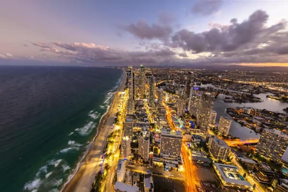 Surfers Beachside Luxury - Stunning Panoramic View