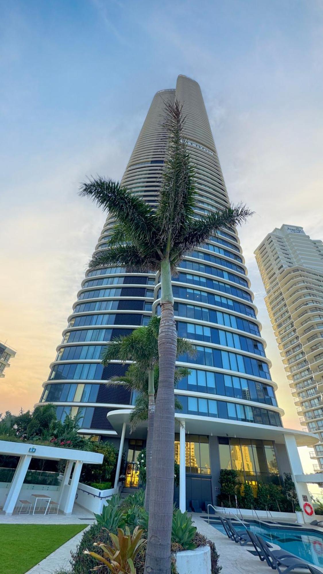Surfers Beachside Luxury - Stunning Panoramic View Apartment